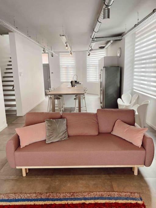 Apartment Beautiful Spacious 1 Bedroom Loft *